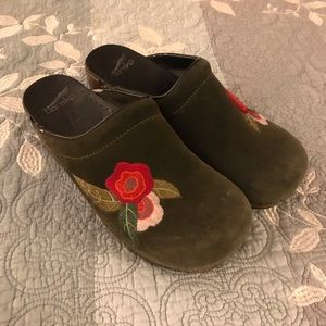 Dansko Green Floral size 40 (9.5-10)